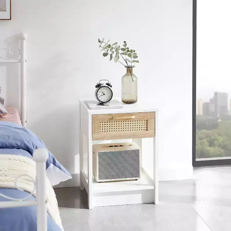 Table de chevet en rotin avec plateau relevable et rangement ouvert - Table d'appoint moderne du milieu du siècle