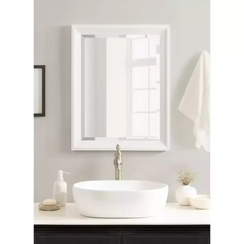 Miroir mural de salle de bain rectangulaire Kalla - Cadre blanc mat, 21,5"x27,5"
