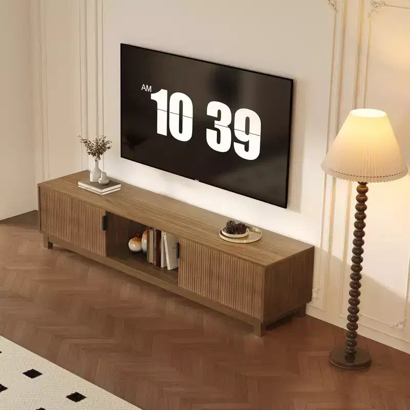 Meuble TV cannelé Mid-Century Modern avec étagères ouvertes – Noyer, compatible jusqu'à 80"